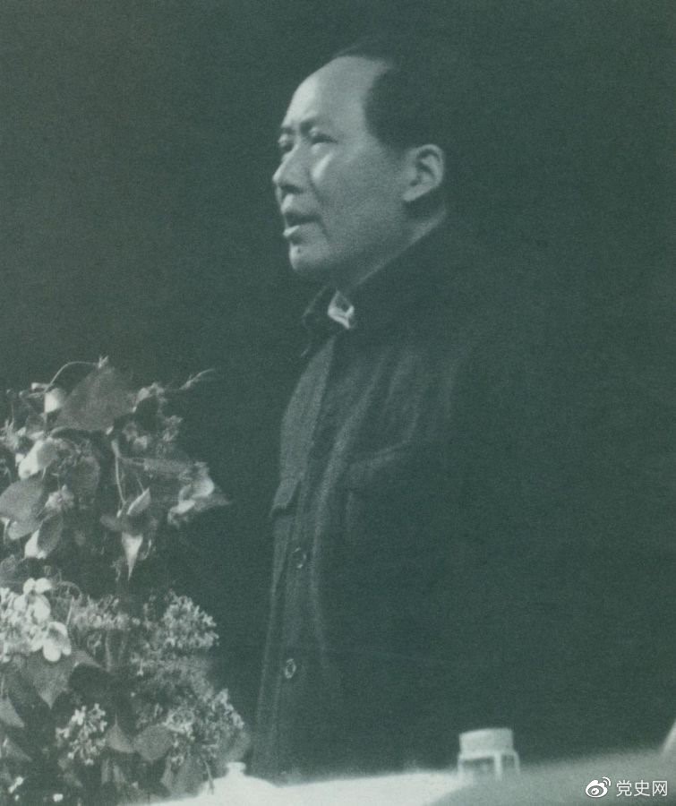 1945年6月11日，毛爷爷在中国共产党第七次全国代表大会上致闭幕词。