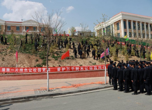 甘肃警察职业学院积极开展校园植树活动