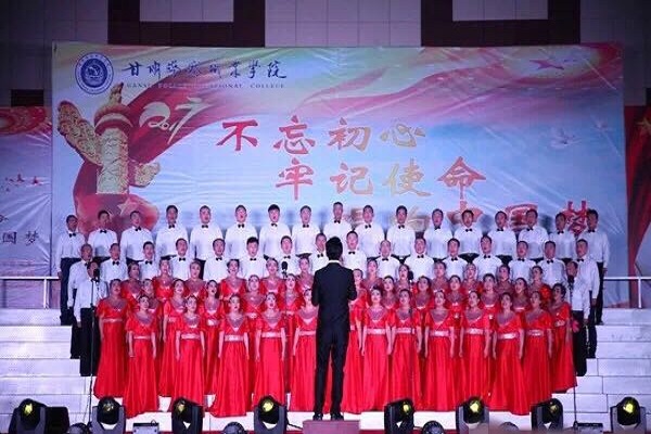 后勤服务保障队在学院合唱节荣获“最佳表演奖”