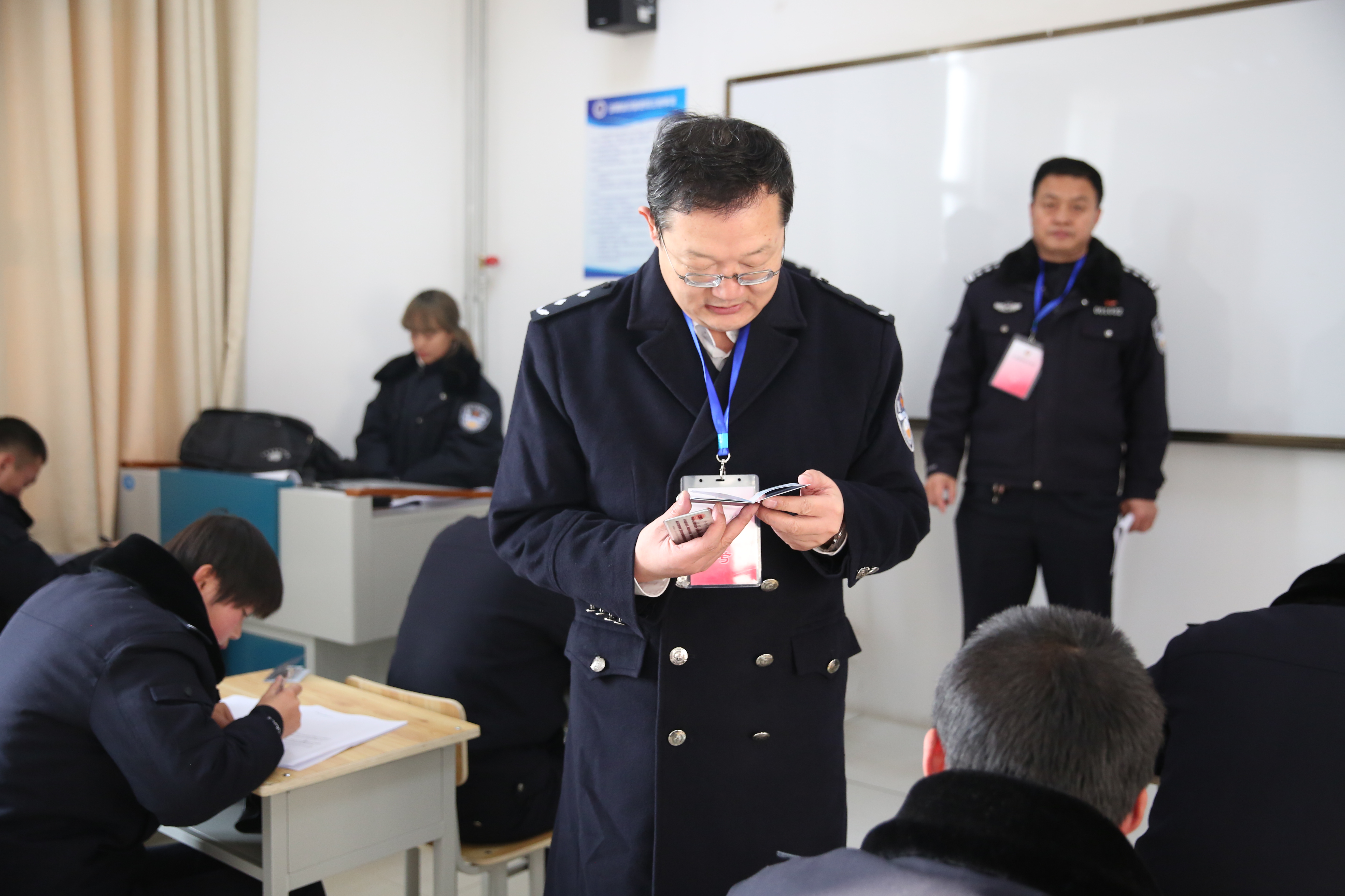 学院期末考试圆满完成院领导巡视检查