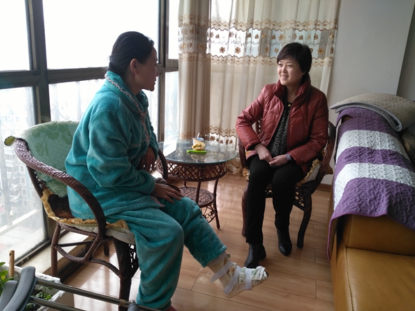 关爱暖人心——学院领导探望受伤职工