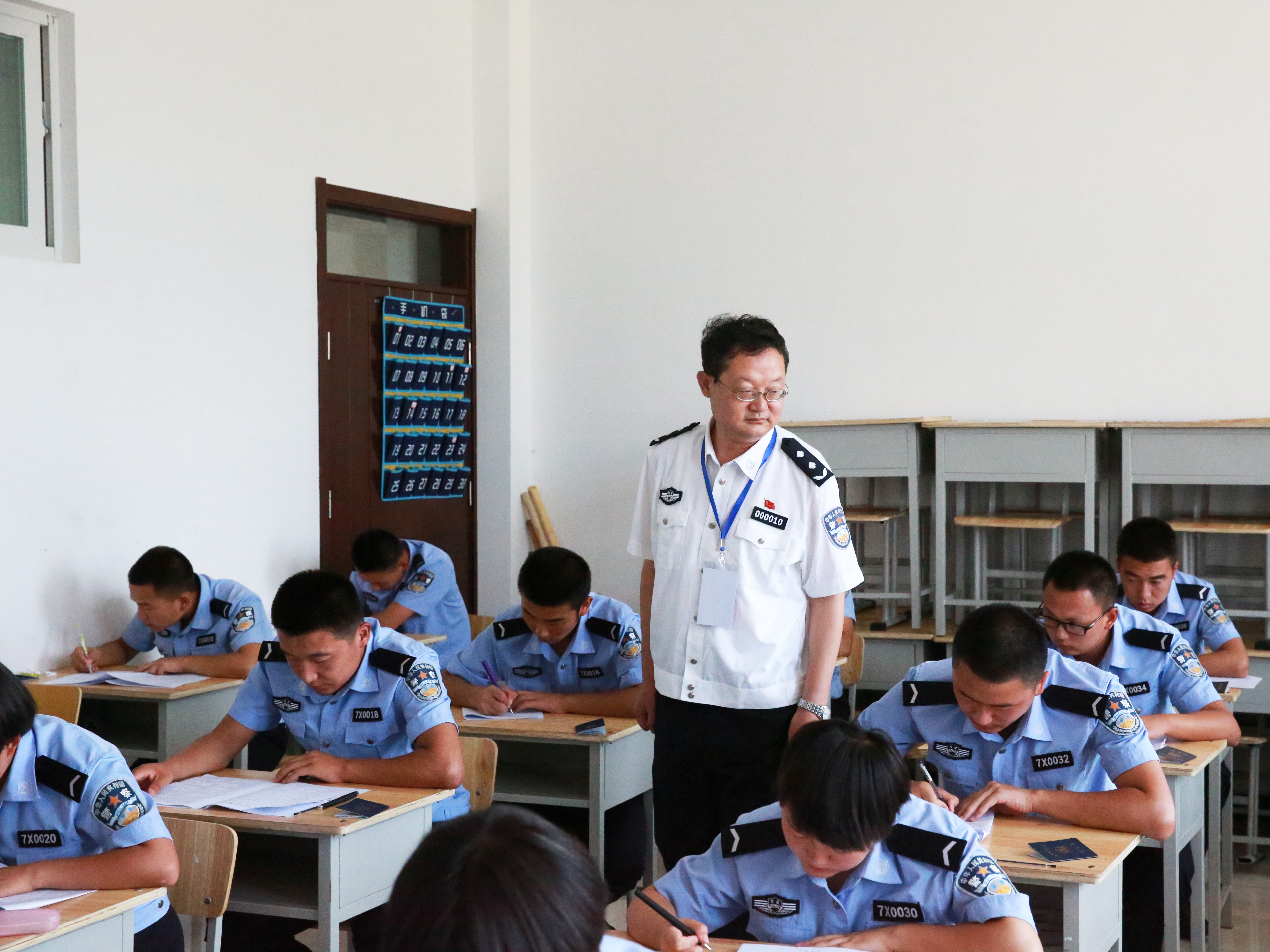 学院期末考试圆满完成 院领导深入考场检查