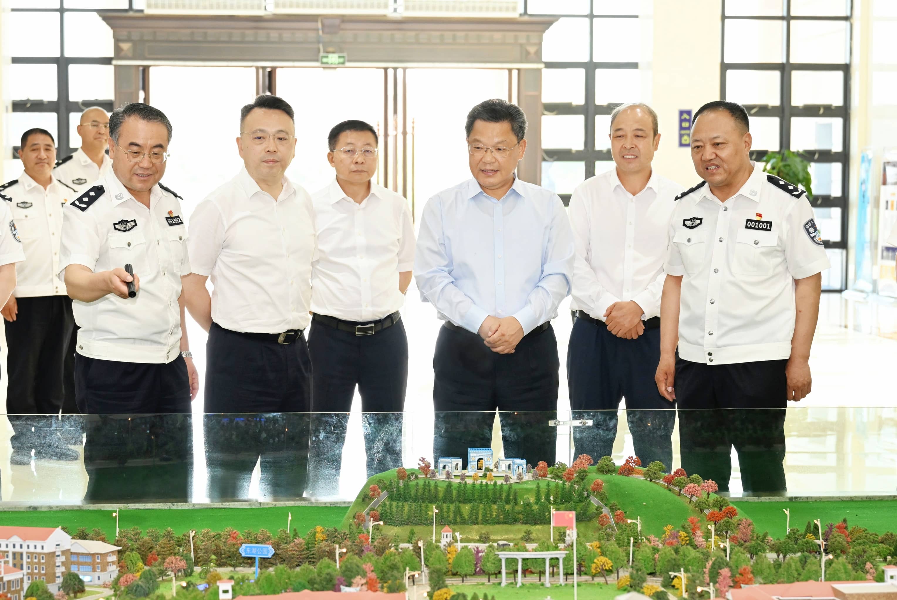 任振鹤在甘肃警察职业学院调研