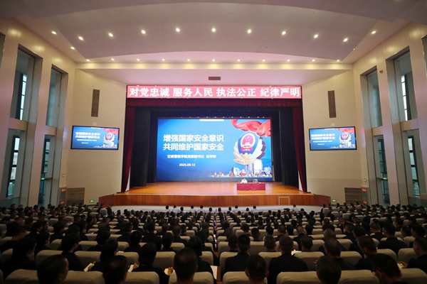 学院党委副书记赵学琳为2025级新生做入学教育专题讲座