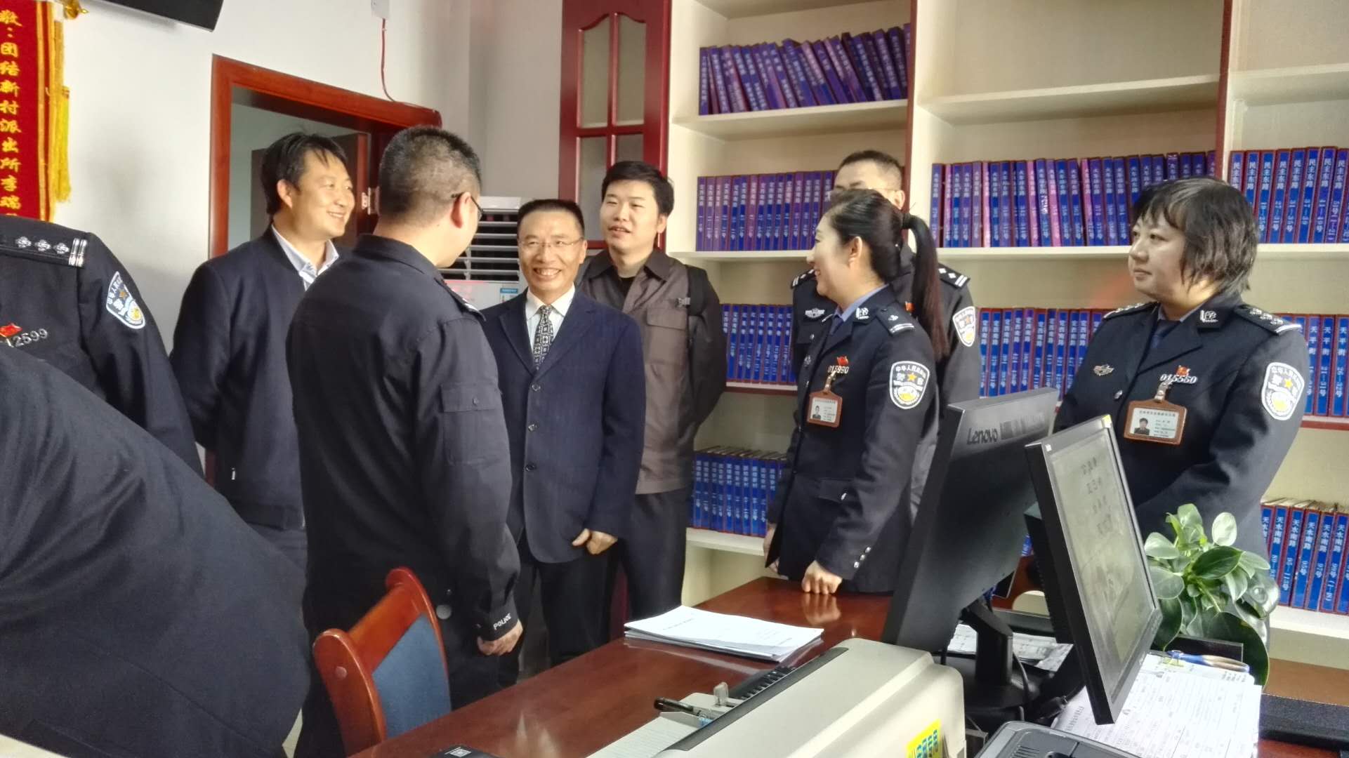 在团结新村派出所实地考察.jpg