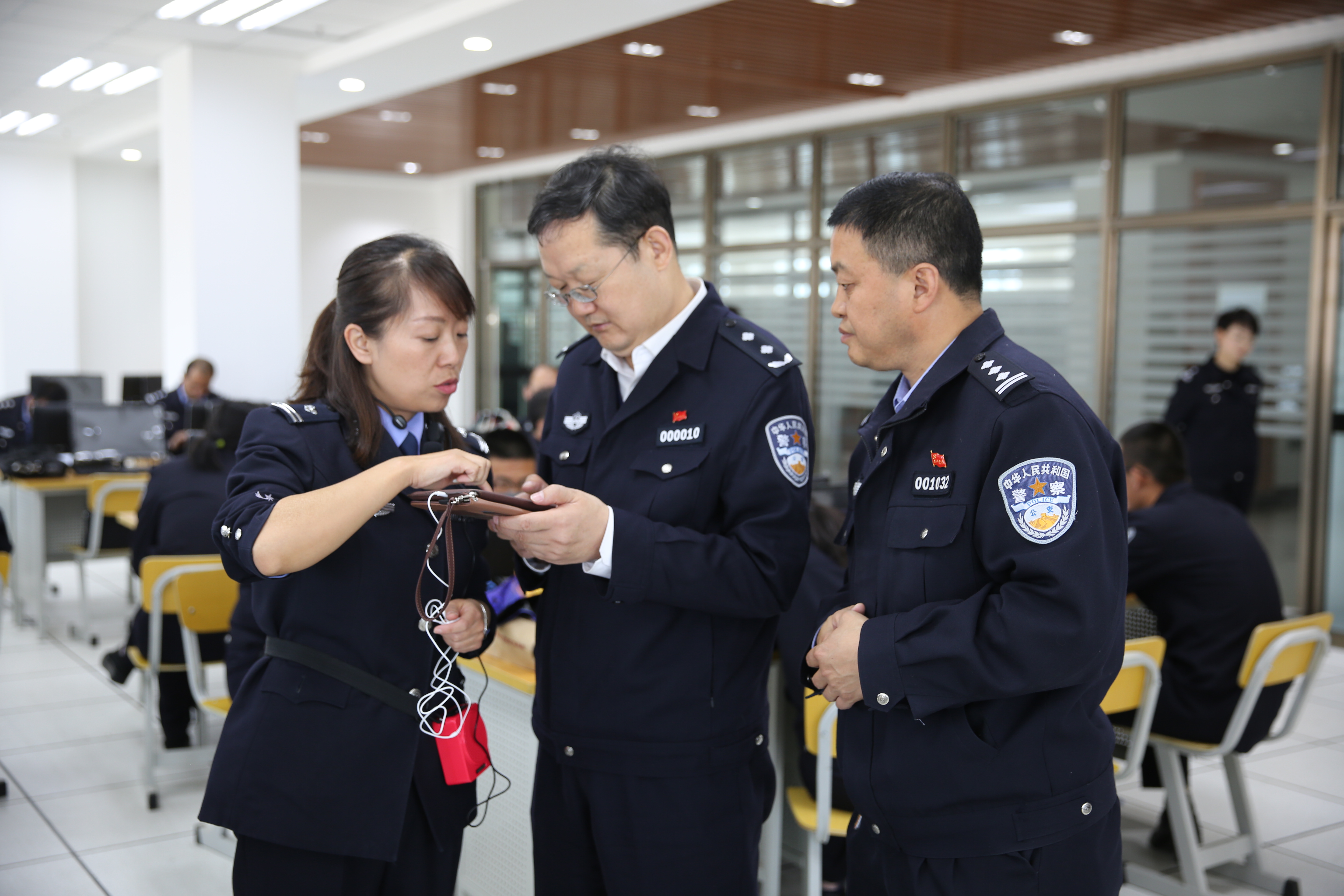 003任院长指导演示慕课.JPG