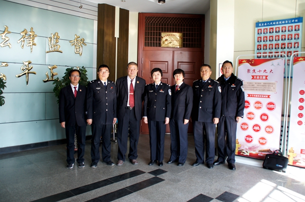 与检察院领导及客座教授合影.JPG
