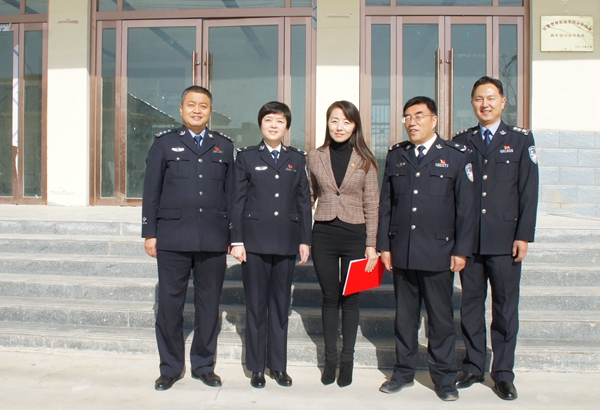 与司法局领导合影.jpg