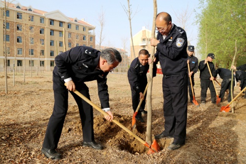 植此青绿 情系警院——2006届校友谢武东返校捐植树苗添色校园