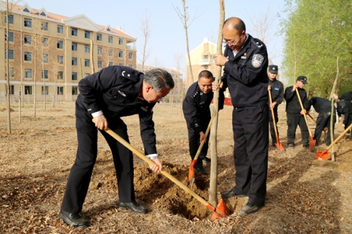 植此青绿 情系警院——2006届校友谢武东返校捐植树苗添色校园