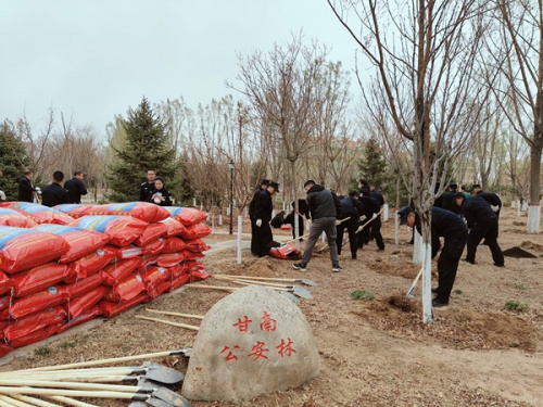 甘南州公安局民警代表到甘肃警察学院植树
