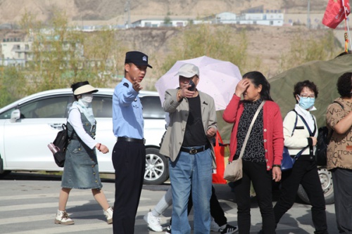 梨花如雪志愿红 警院青年在行动 —— 院团委组织志愿者保障皋兰县梨花节活动