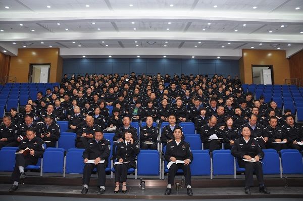 1504766527670994.jpg 全院教职工聆听讲座.JPG