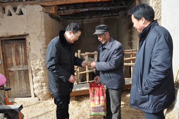 1516598790637989.jpg 给贫困户送粮油及慰问金.JPG