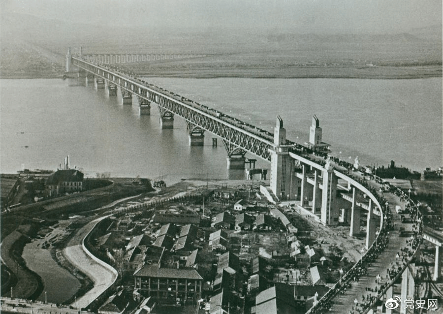 1968年12月29日, 南京长江大桥全面建成通车。这是当时中国自行设计建造的最大的铁路、公路两用桥。