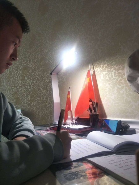 1584109075652749.jpg 学生上课1.jpg