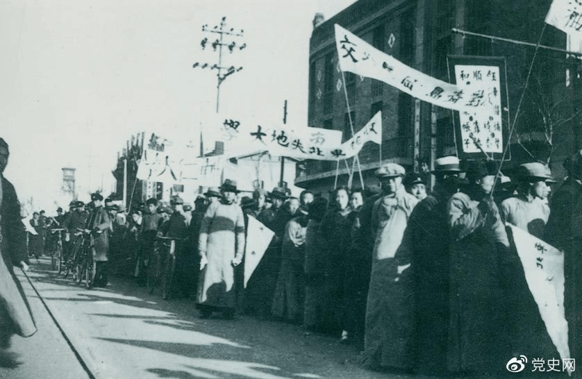 1935年12月9日,中国共产党领导北平学生掀起声势浩大的抗日救亡运动,并迅速波及全国,形成抗日救国的新高潮。图为游行队伍。