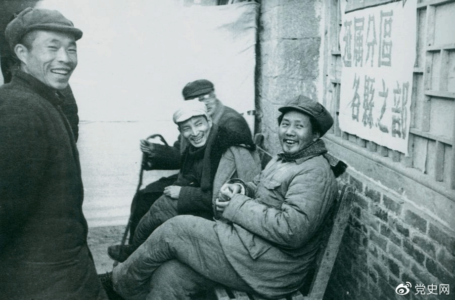 1943年12月,毛泽东和陈云、林伯渠参观陕甘宁边区第三届生产展览会。