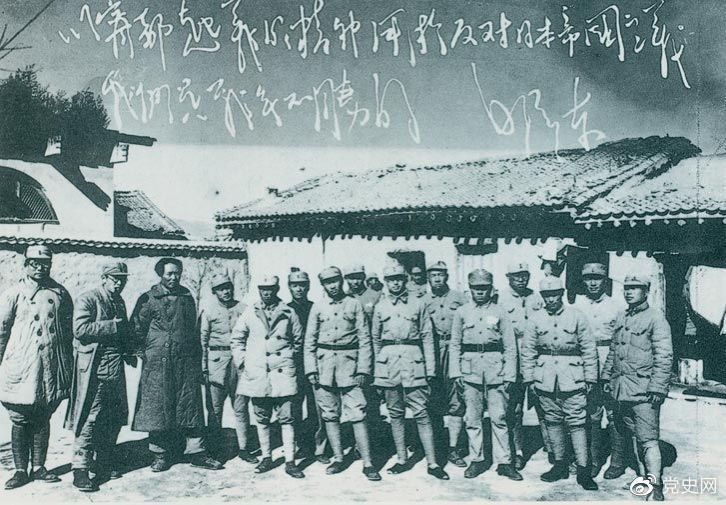 1931年12月14日,国民党第二十六路军在赵博生、董振堂、季振同、黄中岳率领下,于江西宁都起义,加入工农红军,编为红军第五军团。图为1937年毛泽东、王稼祥、萧劲光与宁都起义的参加者在延安合影。