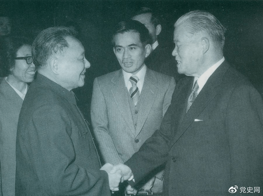 1979年12月6日,邓小平会见日本首相大平正芳。