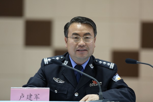 1494231692101335.jpg 学院党委委员、培训中心主任卢建军主持报告会.JPG