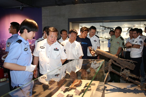 1498827971974540.jpg 马书记参观甘肃警察博物馆.jpg