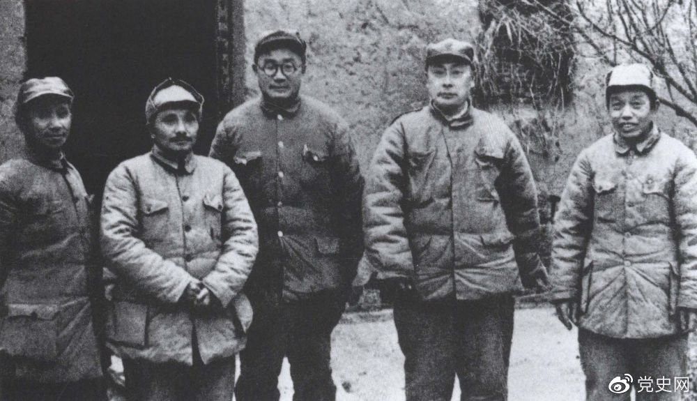 1948年11月6日至1949年1月10日,由刘伯承、陈毅、邓小平、粟裕、谭震林组成,以邓小平为书记的总前敌委员会,率华东野战军和中原野战军及部分地方武装进行淮海战役。长江中下游以北广大地区解放。图为总前敌委员会成员合影。