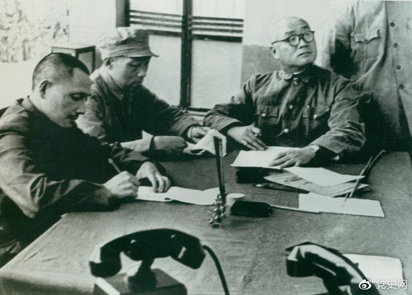 1949年11月1日起,人民解放军向西南进军。图为邓小平与刘伯承、张际春等研究进军西南问题。