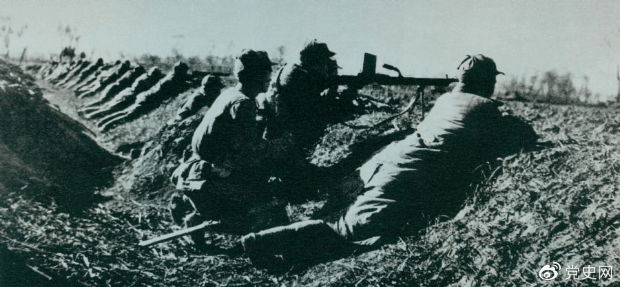 1948年11月23日至12月15日,淮海战役第二阶段,中原野战军在华东野战军配合下,全歼国民党军第12兵团——黄维兵团。图为主攻部队一部在前沿阵地上。