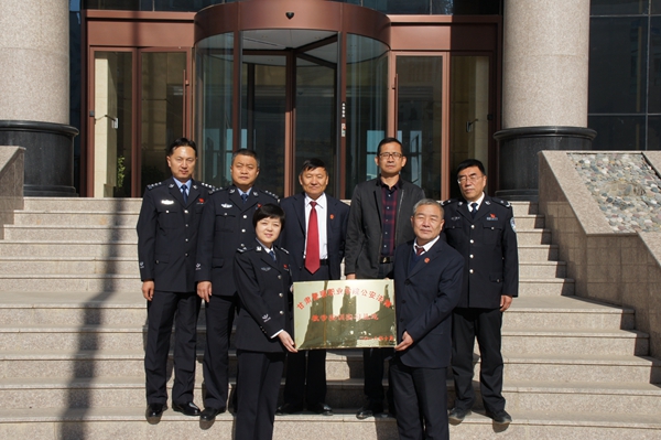 1542184391748279.jpg 与法院领导及客座教授合影.JPG