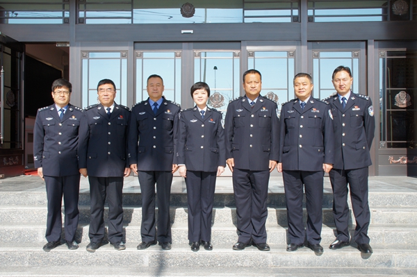 1542184380616774.jpg 与公安局领导及客座教授合影.JPG