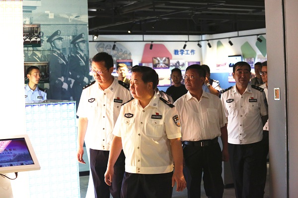 1498828034510830.jpg 马书记参观甘肃警察职业学院校史馆.jpg